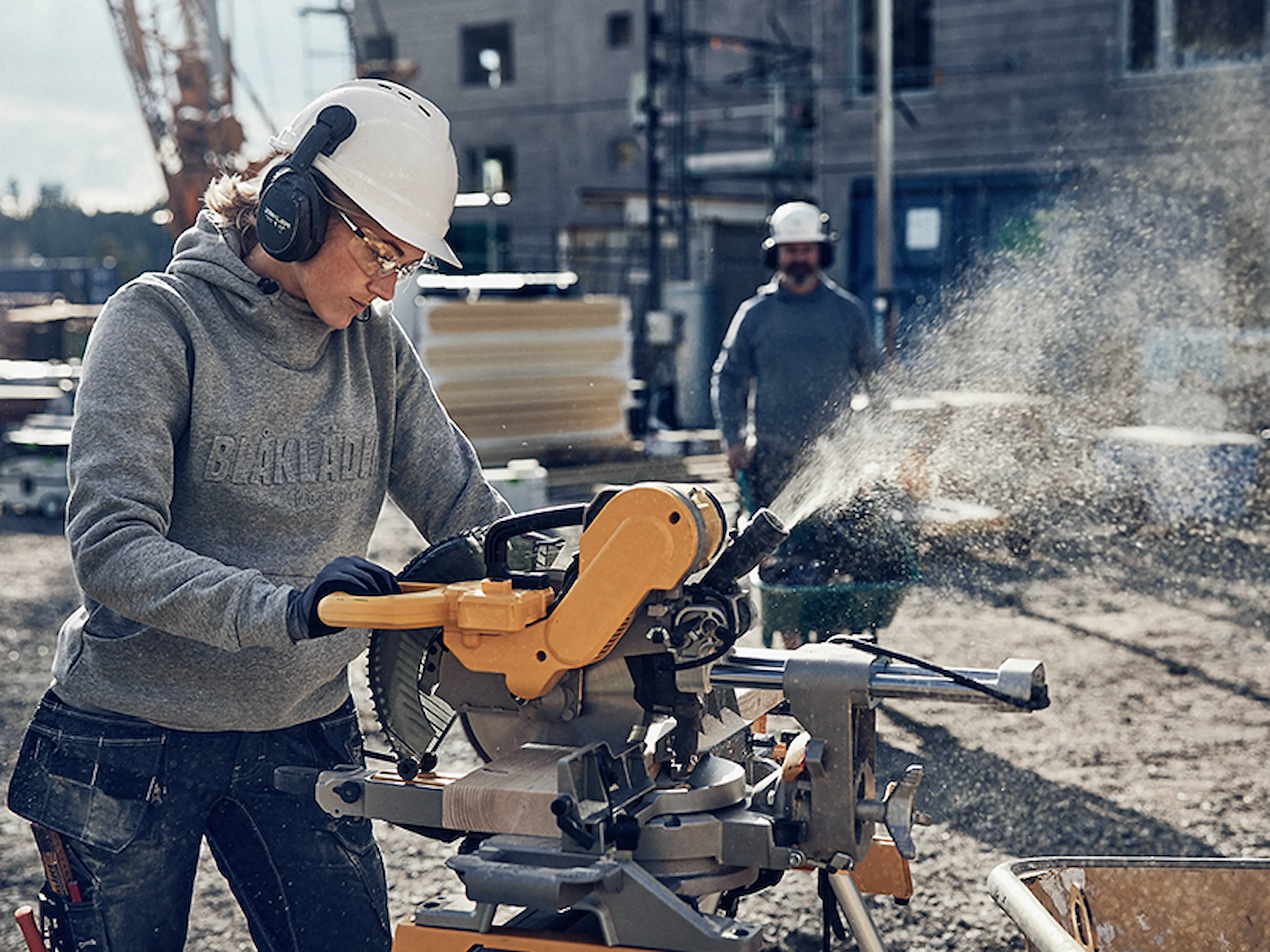 CRAFTSMAN_WOMAN_7992_3560_800x600