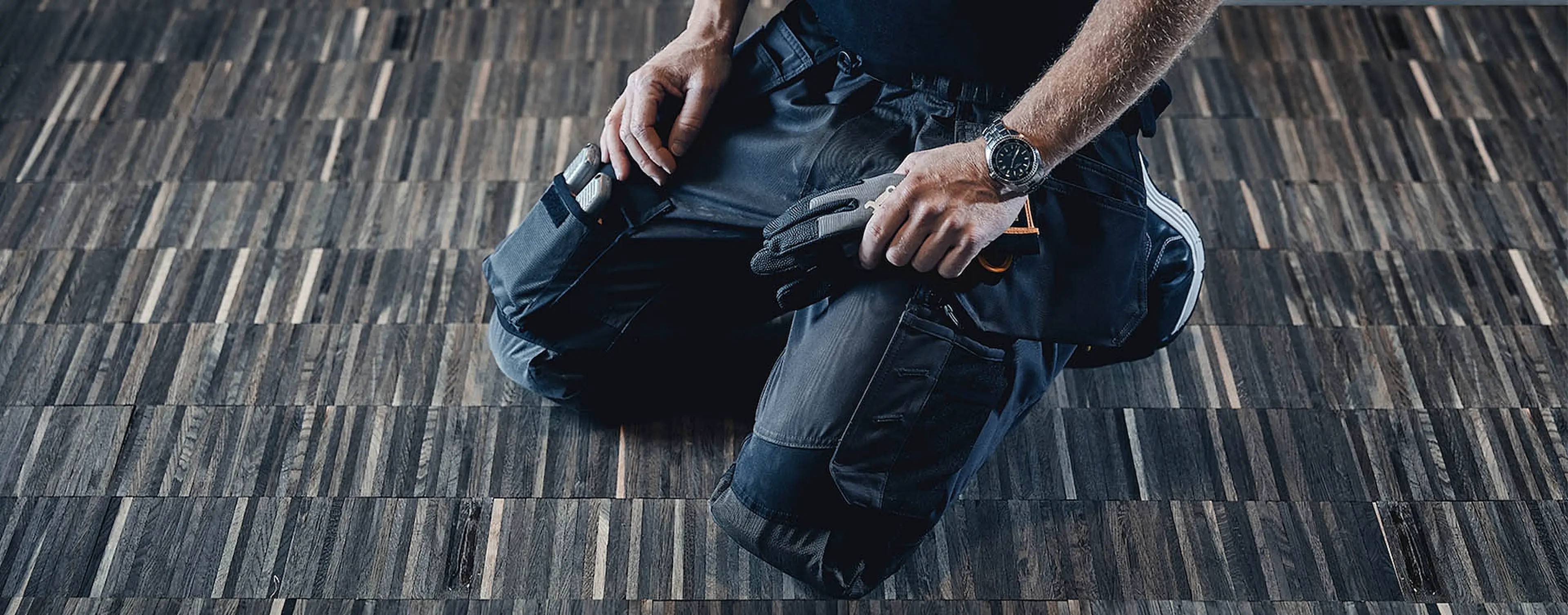 Craftsman_1554_onknee_lr_1900x745