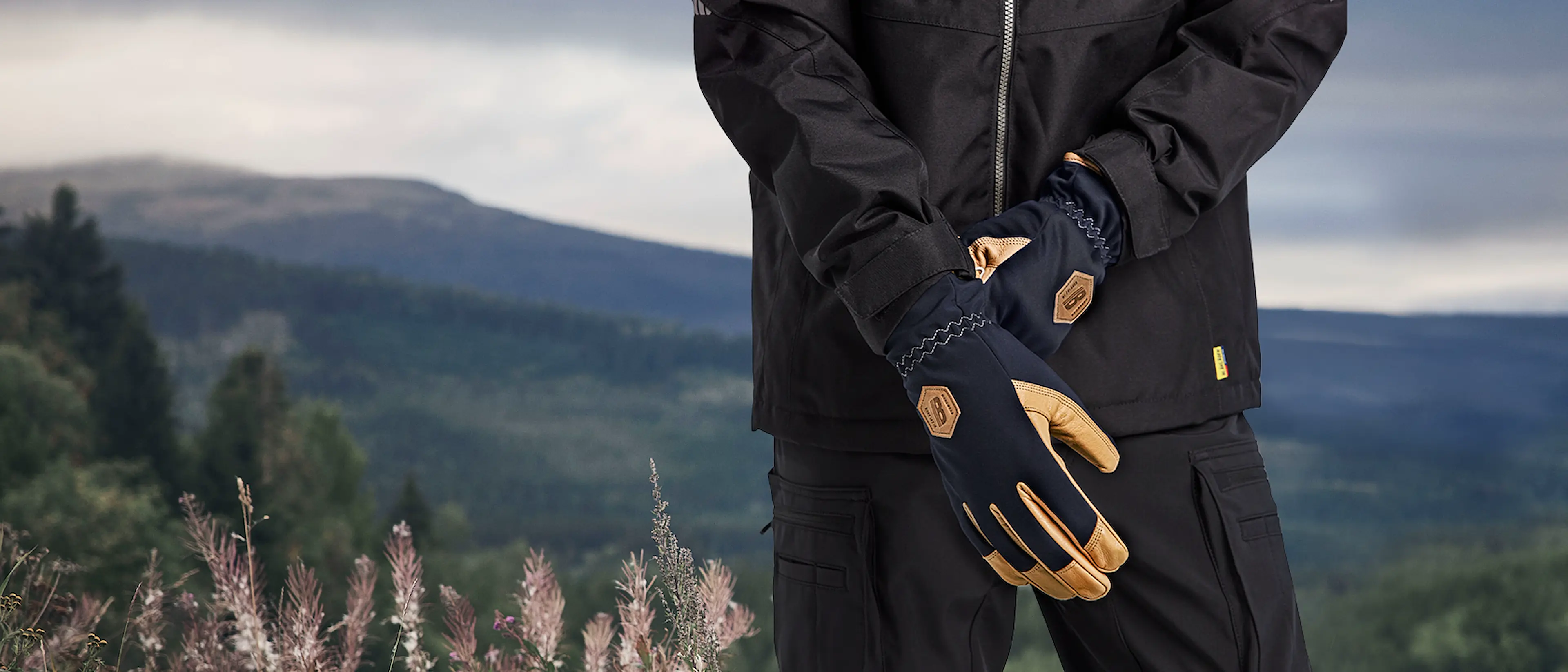 AW22_Banner_Gloves_1680x7205