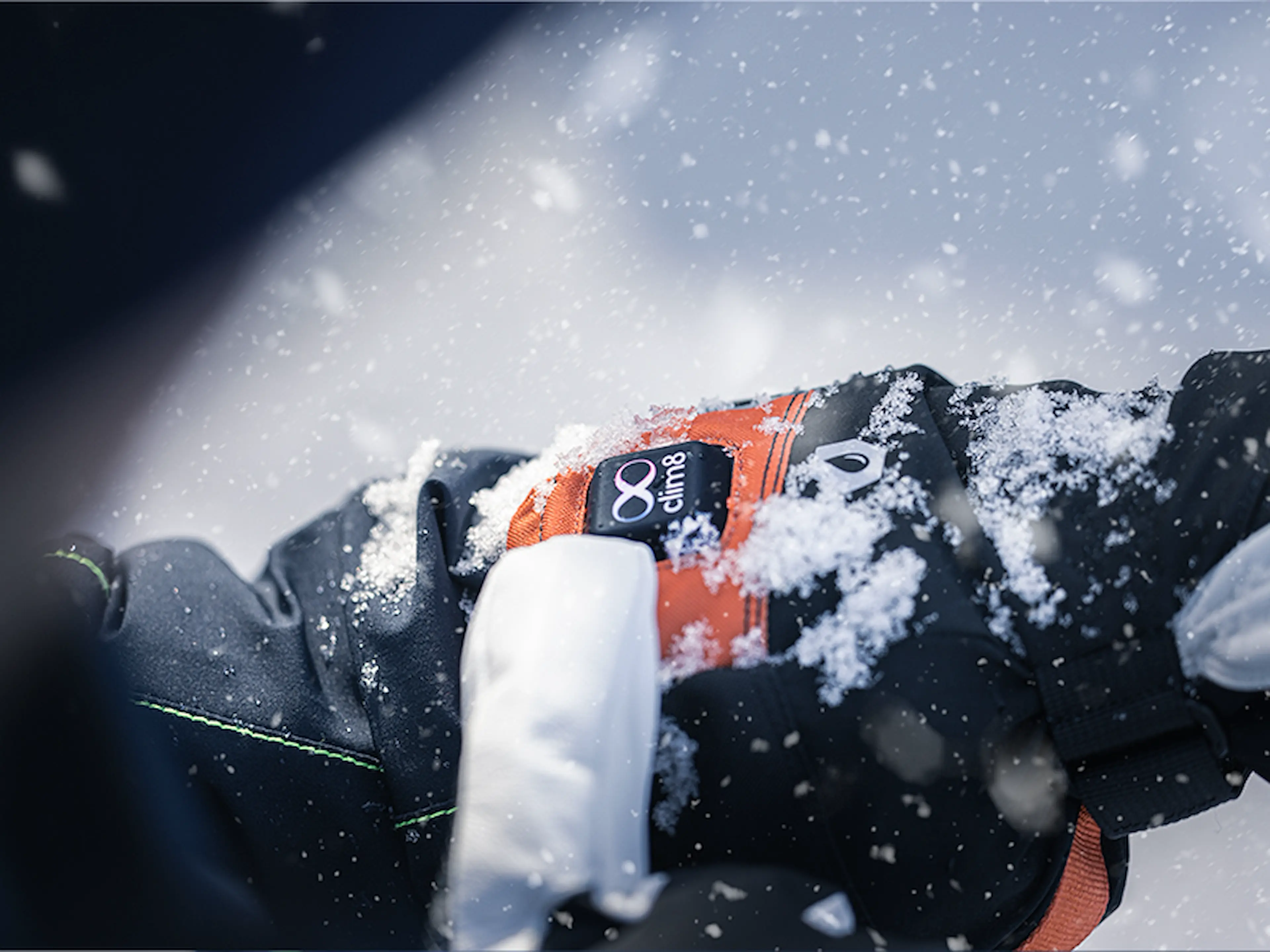 Smart_Heated_Gloves-800x600px