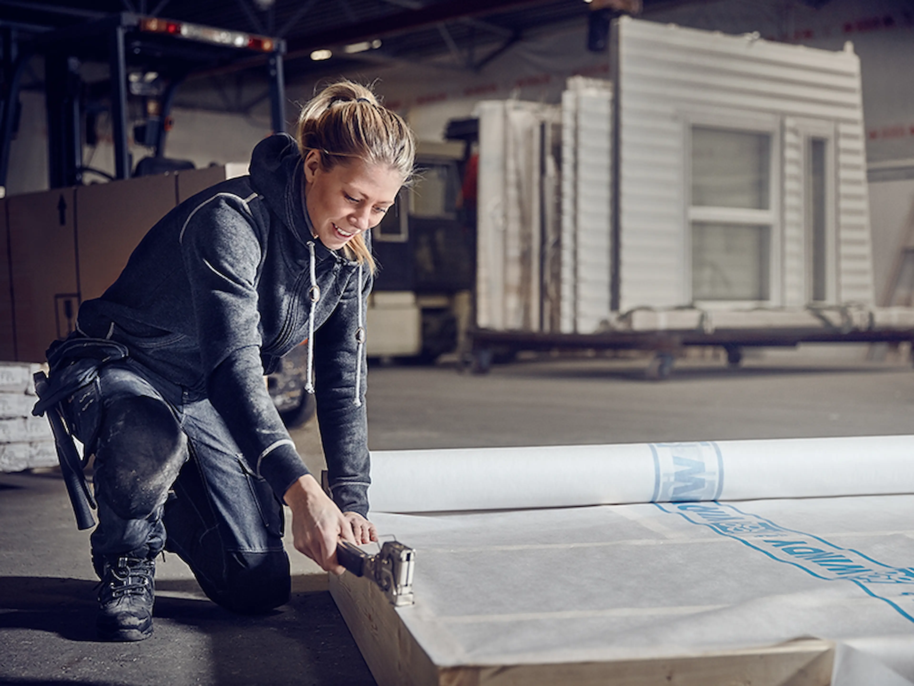 Woman_Craftsman2_800x600