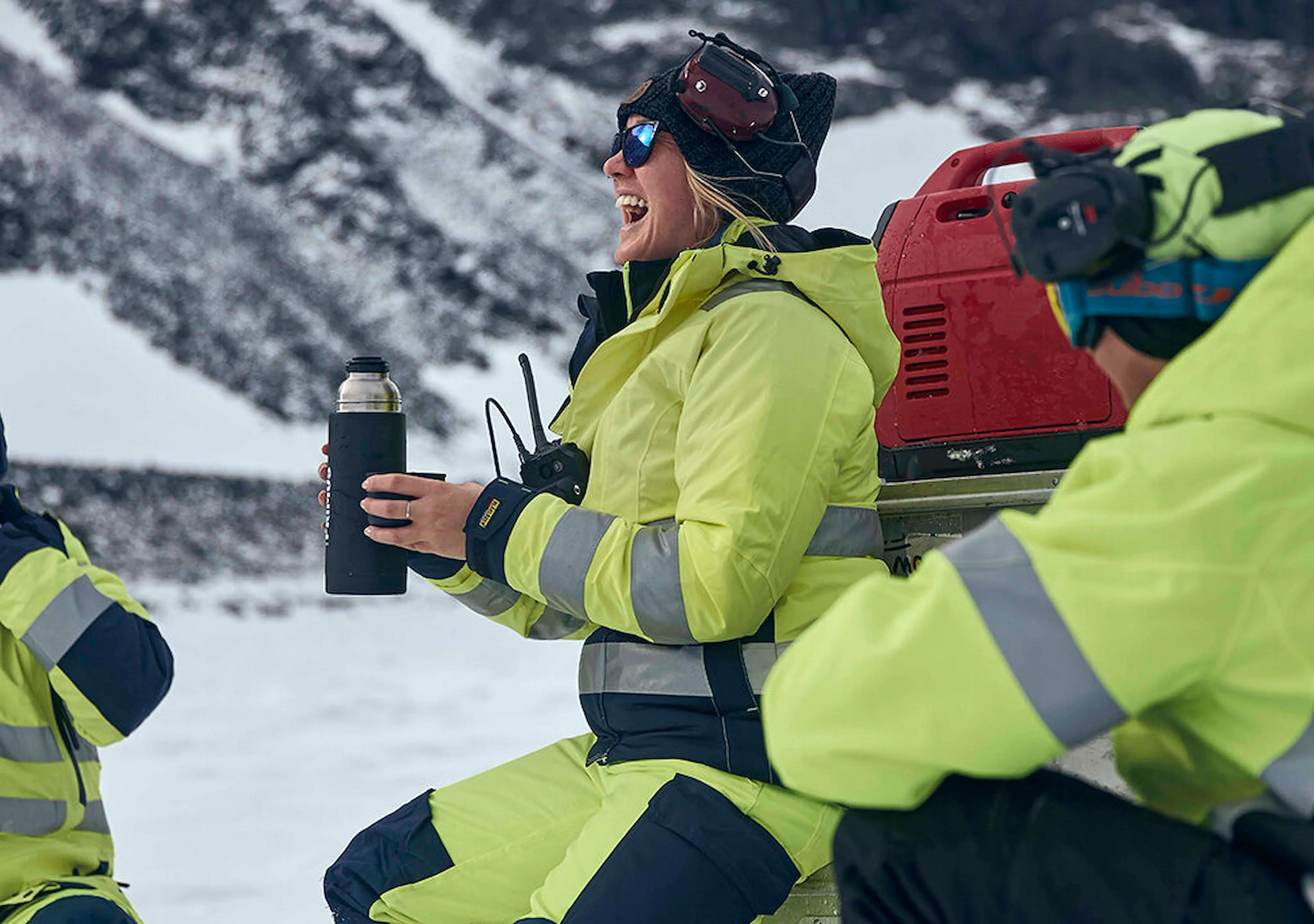 highvis_winter_happy_1680x720