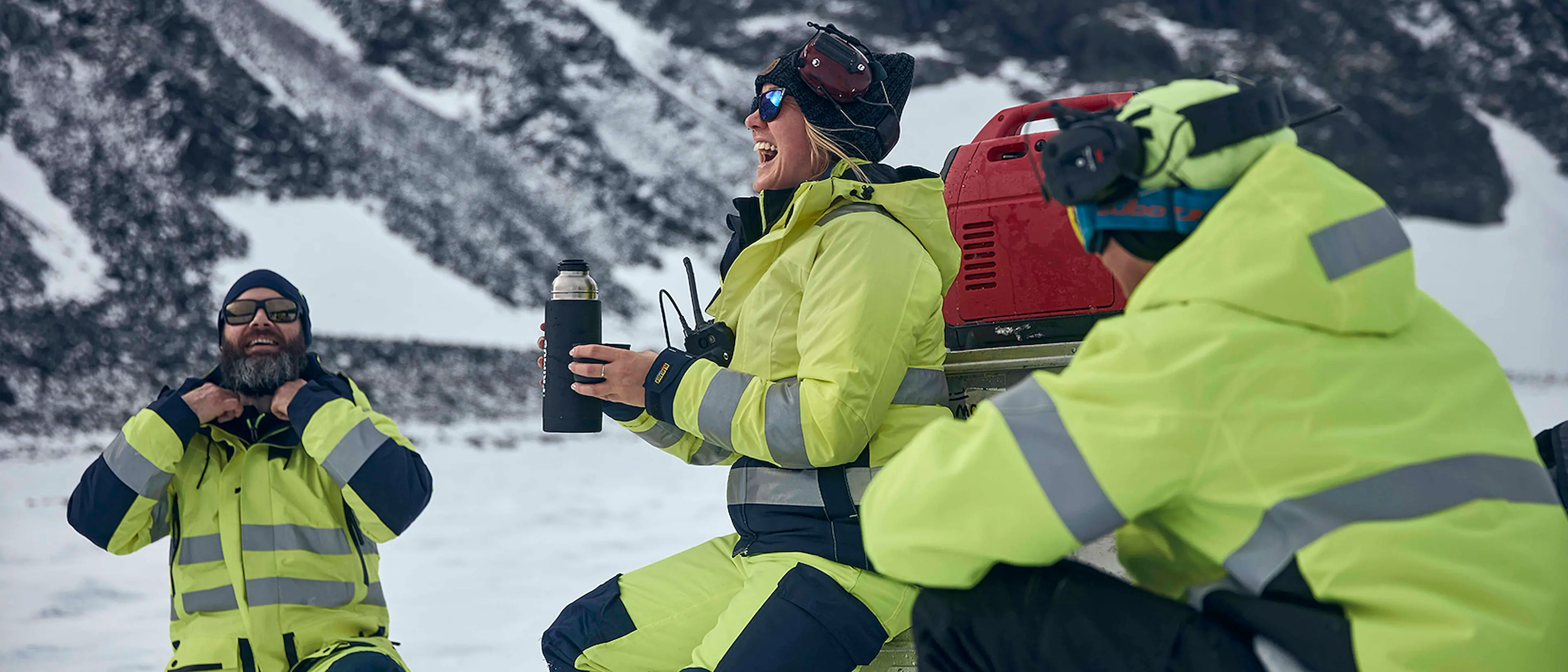 highvis_winter_happy_1680x720