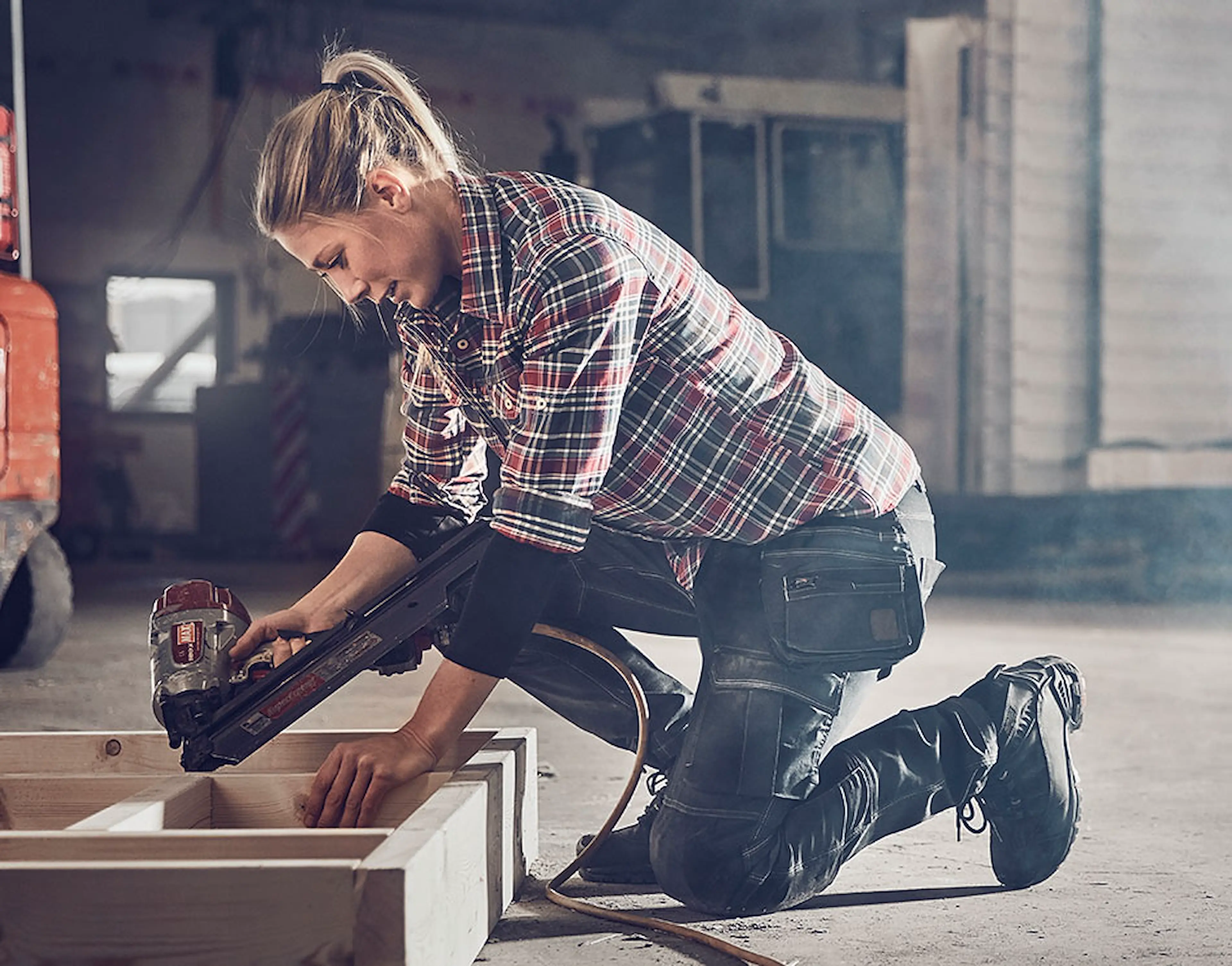 craftsman_woman_7990_32091137_950x745