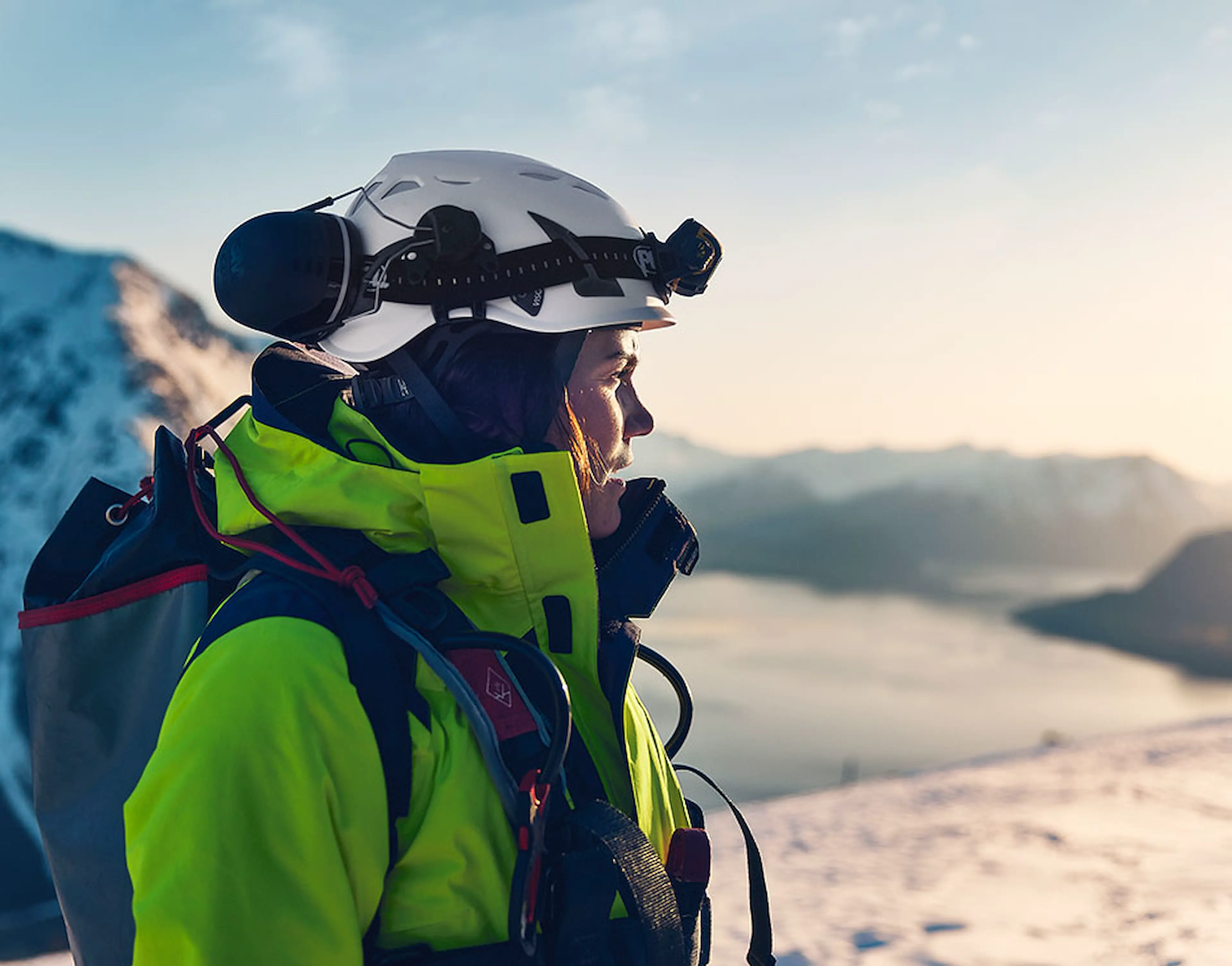 woman_winter_highvis_950x745