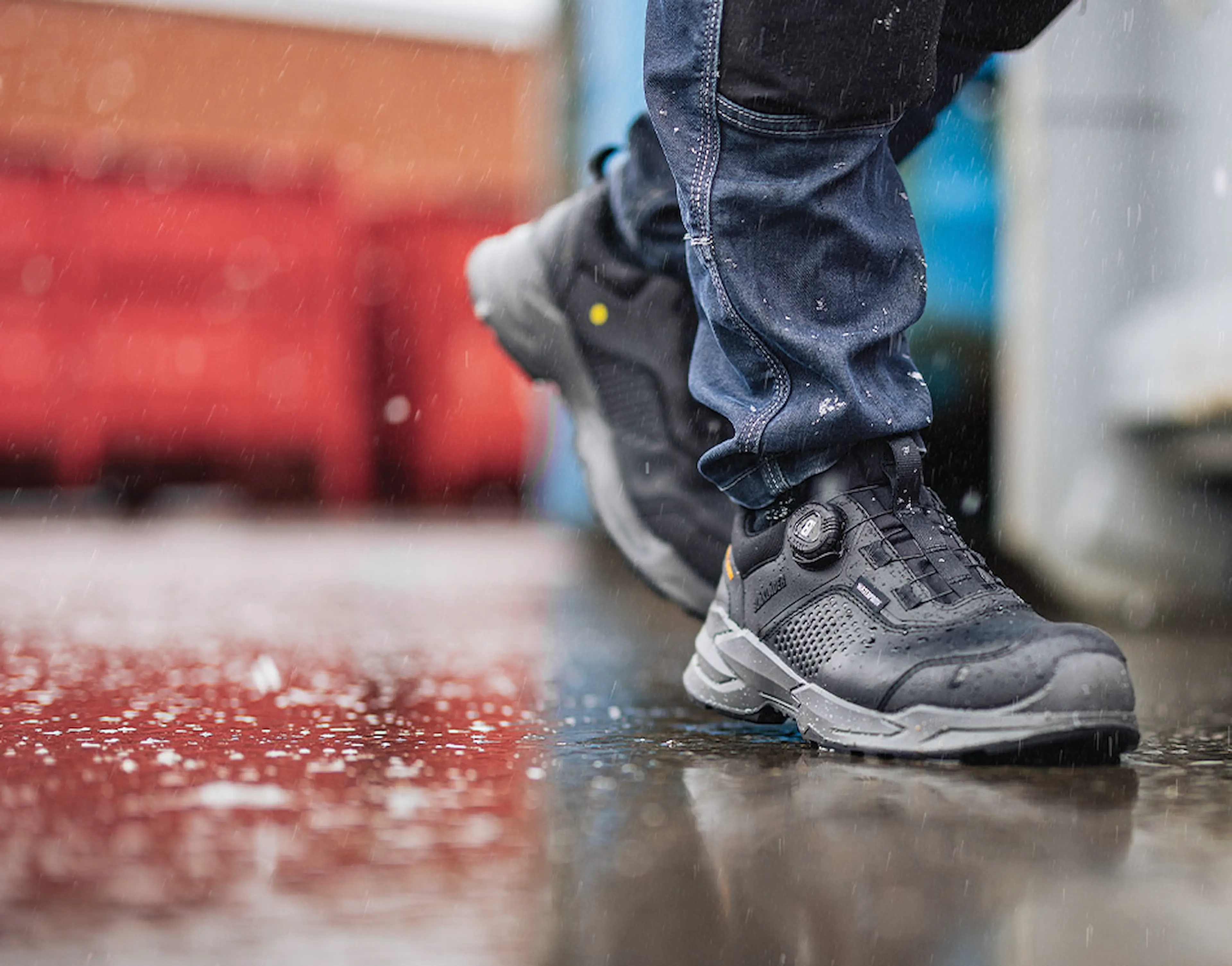 Blåkläder safety shoe with BOA® fit system in rainy conditions, delivering secure grip, stability, and all-day comfort on wet surfaces.