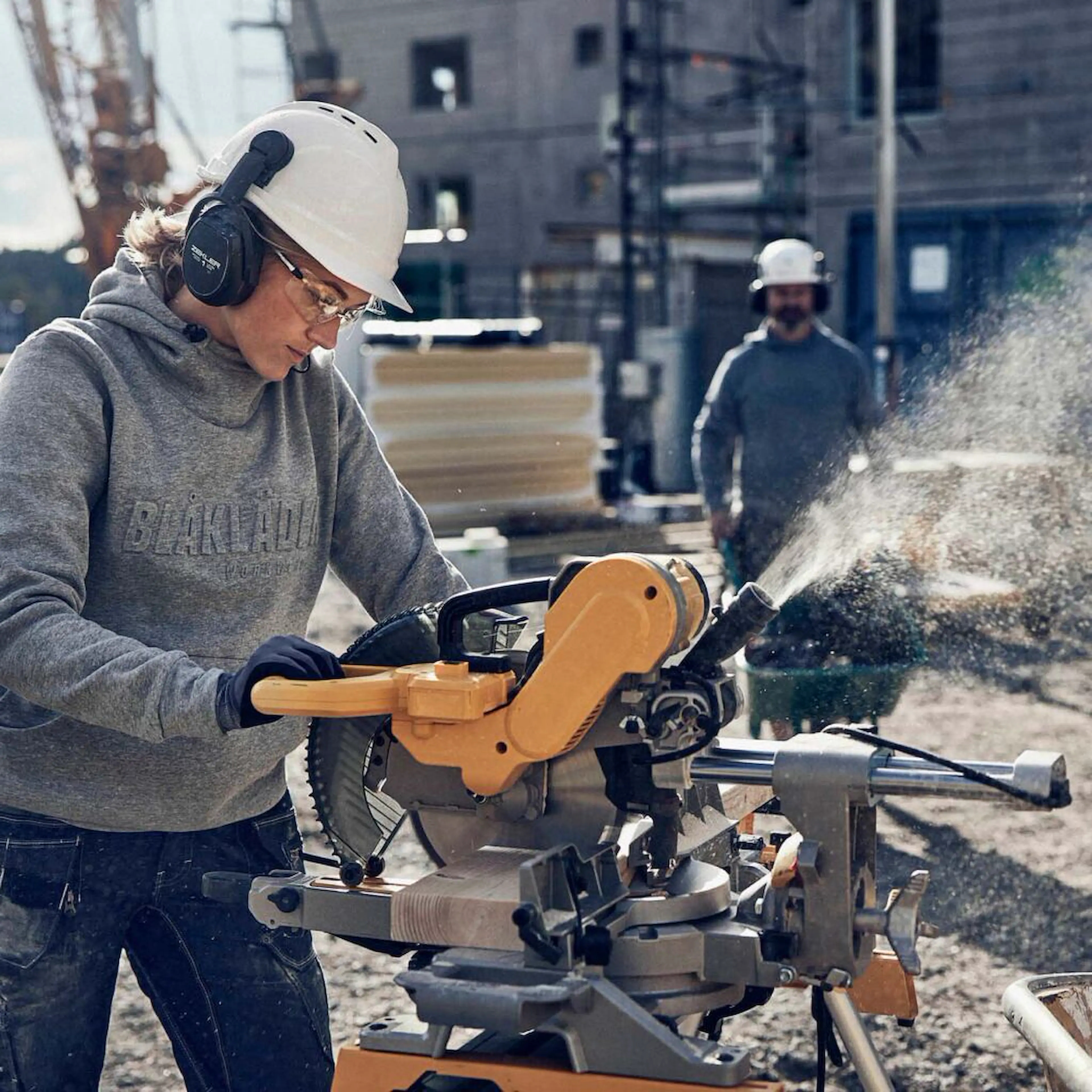 CRAFTSMAN_WOMAN_7992_800x600