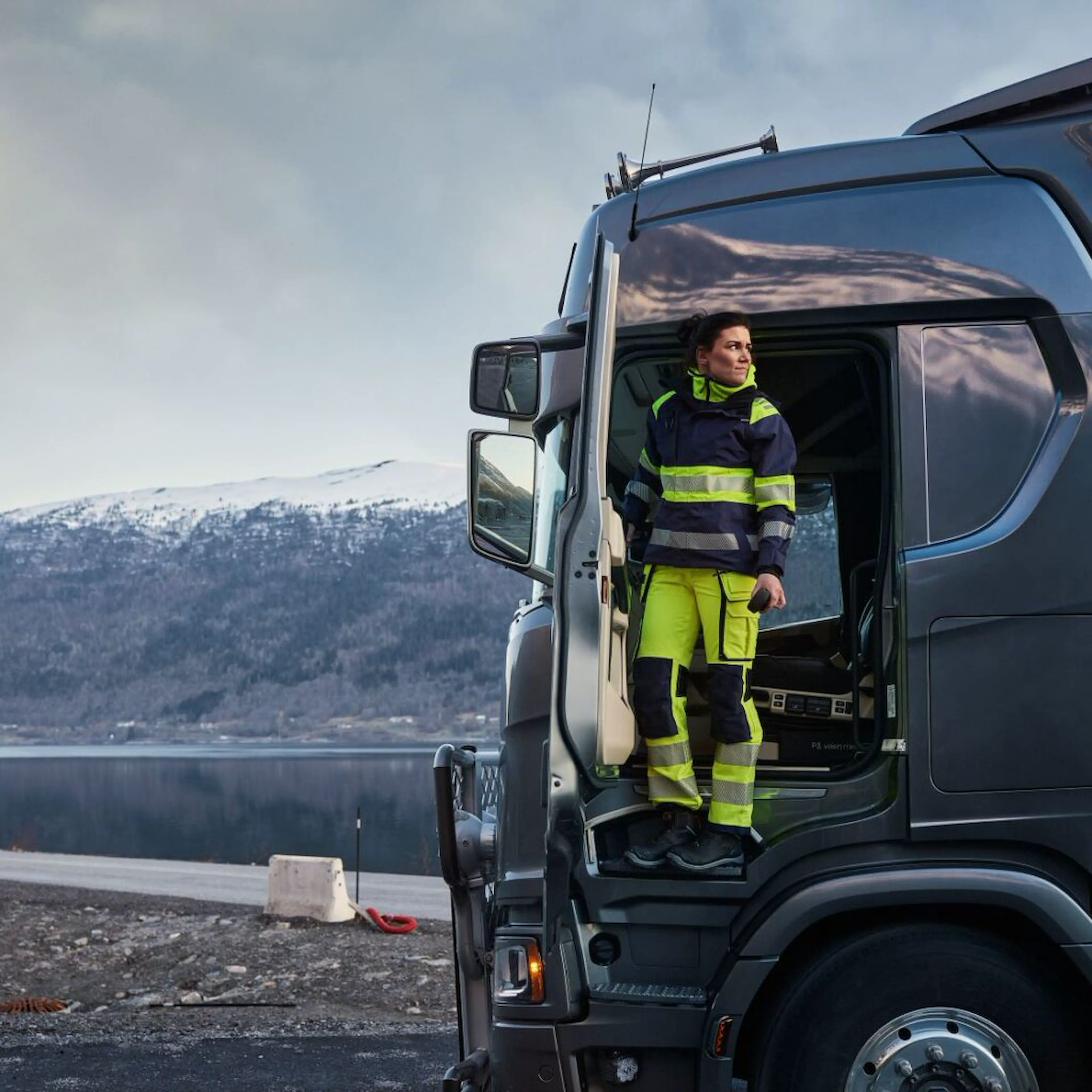 HIGHVIS_TRANSPORT_WOMAN_3_22-li