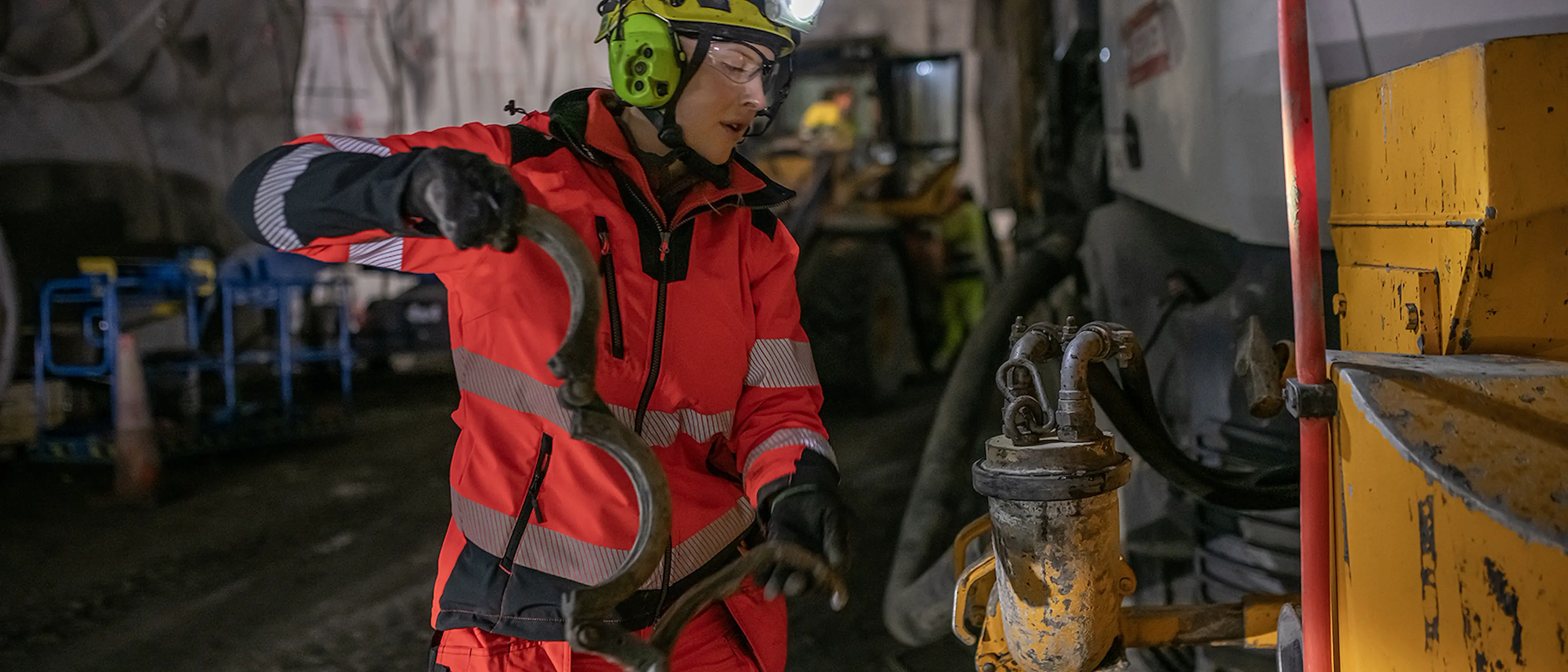 Highvis_Olivia_Veidekke_2_red_hero