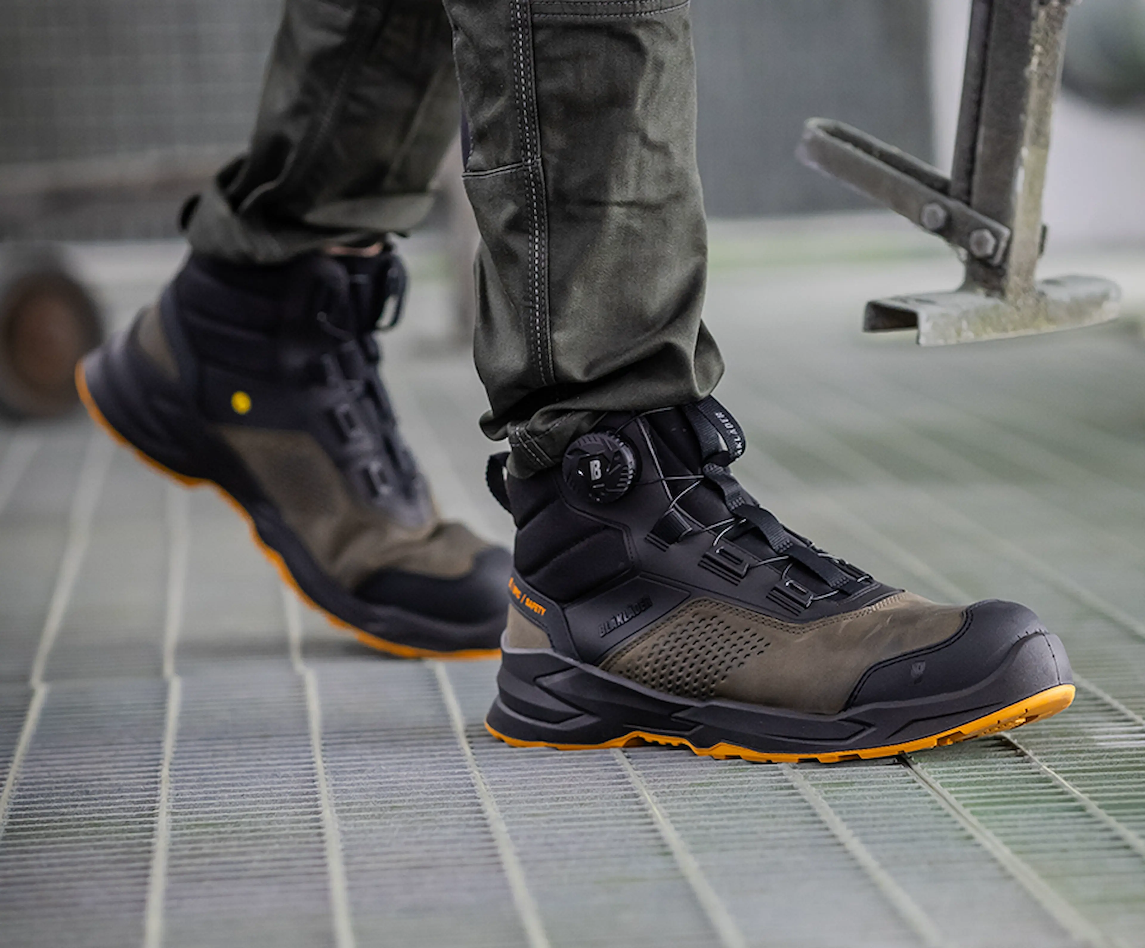 Blåkläders vernestøvel EPIC modell 2296 med trippeldensitetssåle i skogsgrønn med sorte og oransje detaljer og freelock-lukking