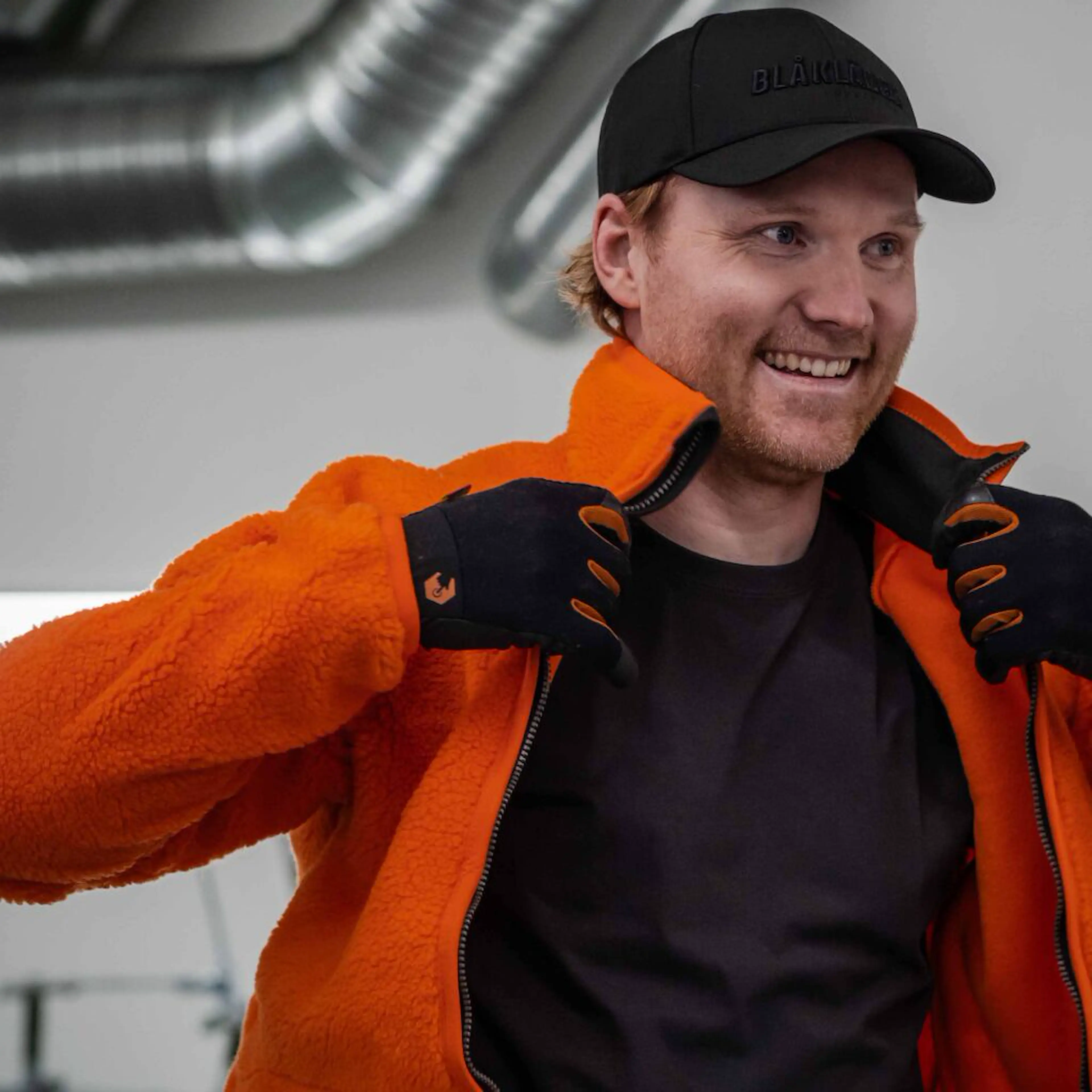 Bilde av Blåkläder-ambassadør Stian Paulsen i garasjen hans