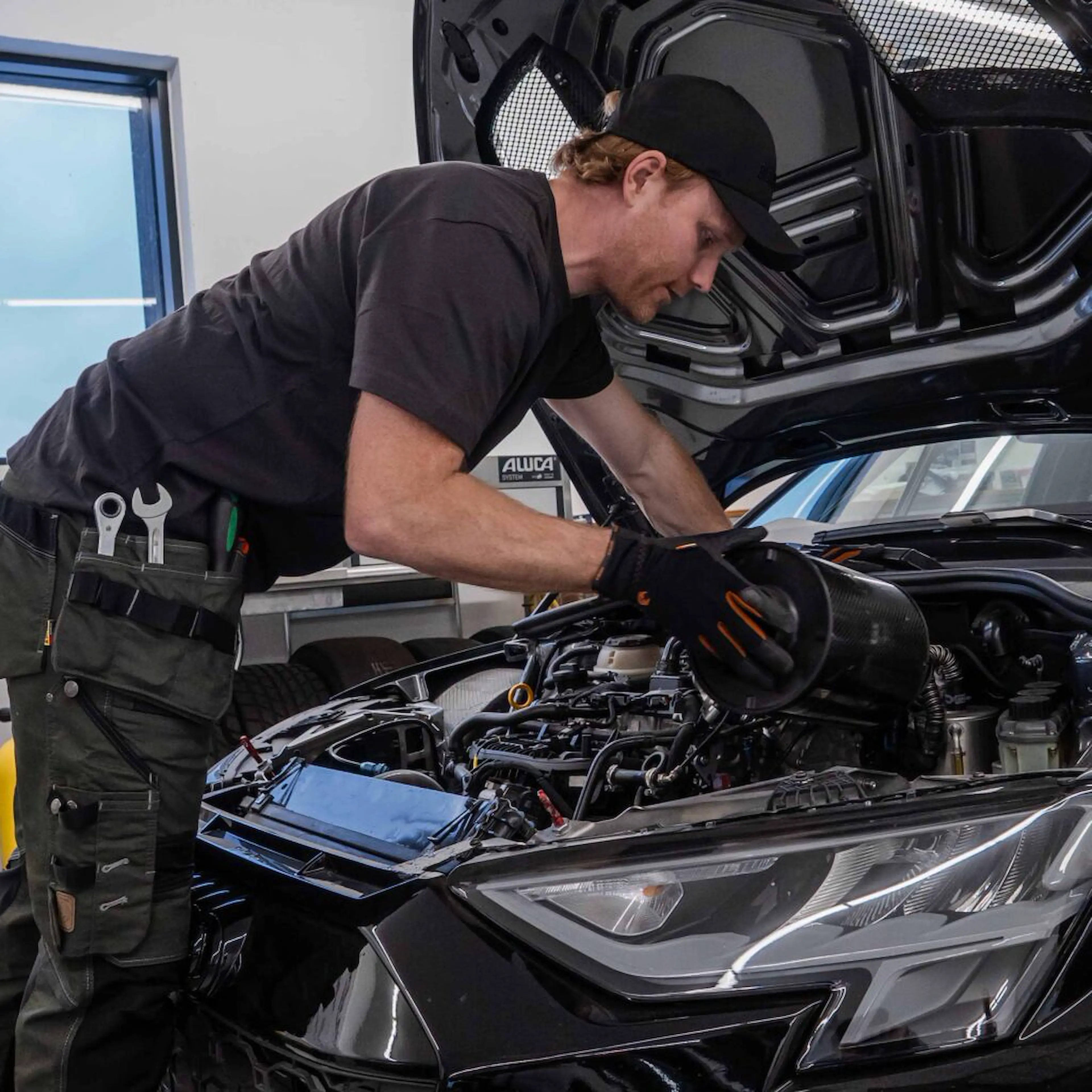 Bilde av Blåkläder-ambassadør Stian Paulsen i garasjen hans