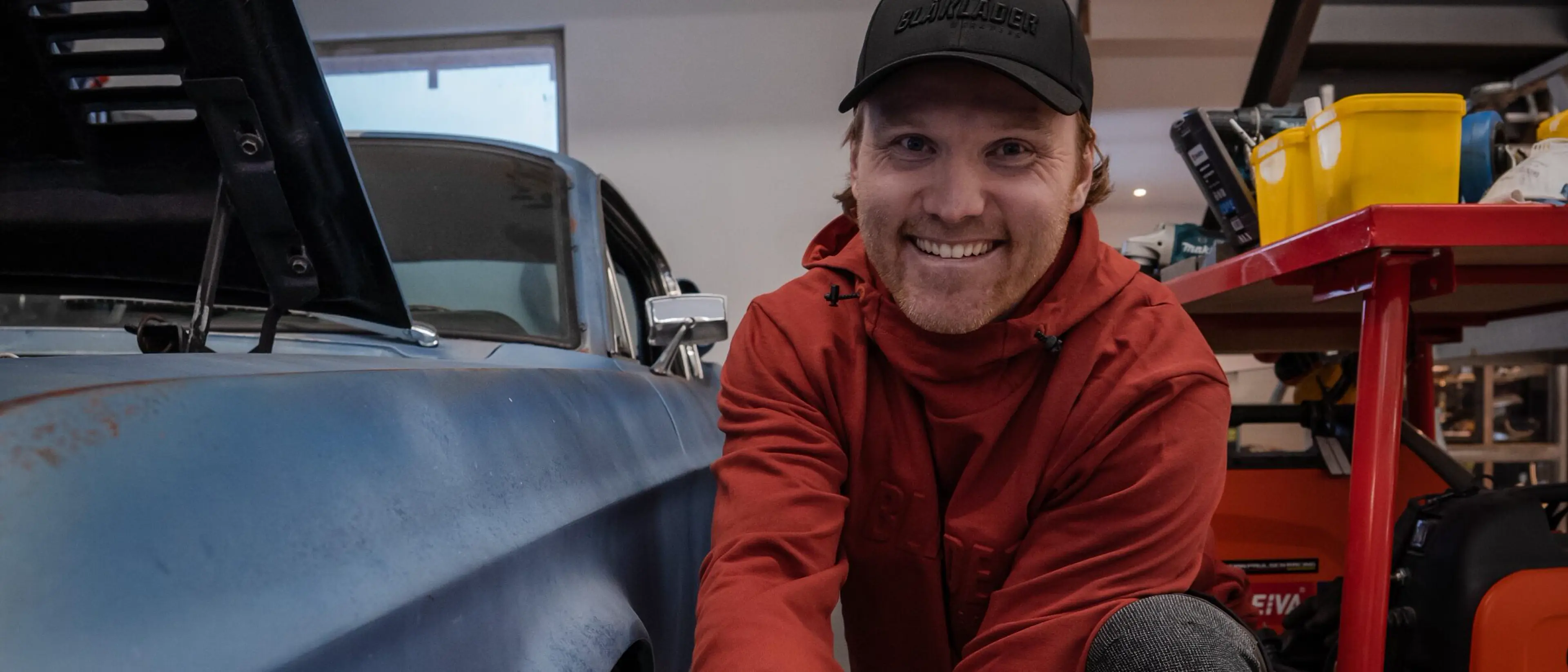 Bilde av Blåkläder-ambassadør Stian Paulsen i garasjen hans