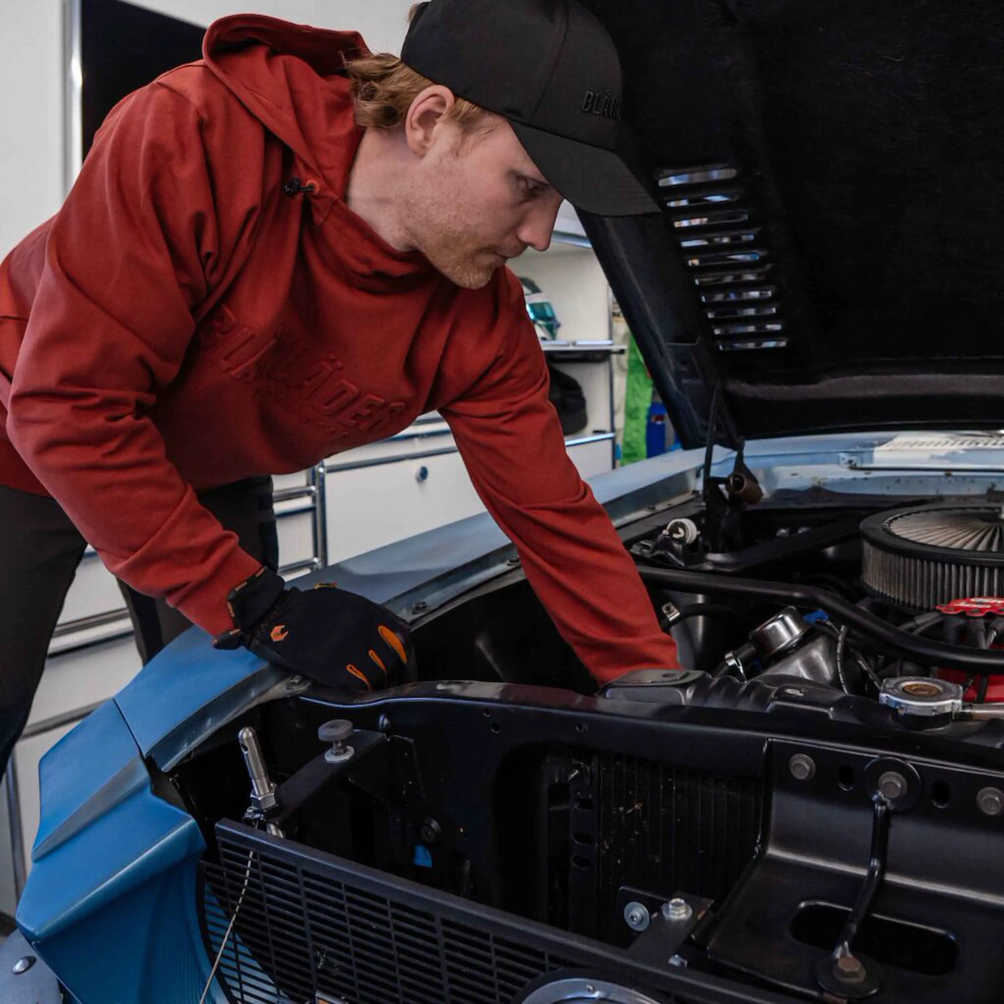 Bilde av Blåkläder-ambassadør Stian Paulsen i garasjen hans