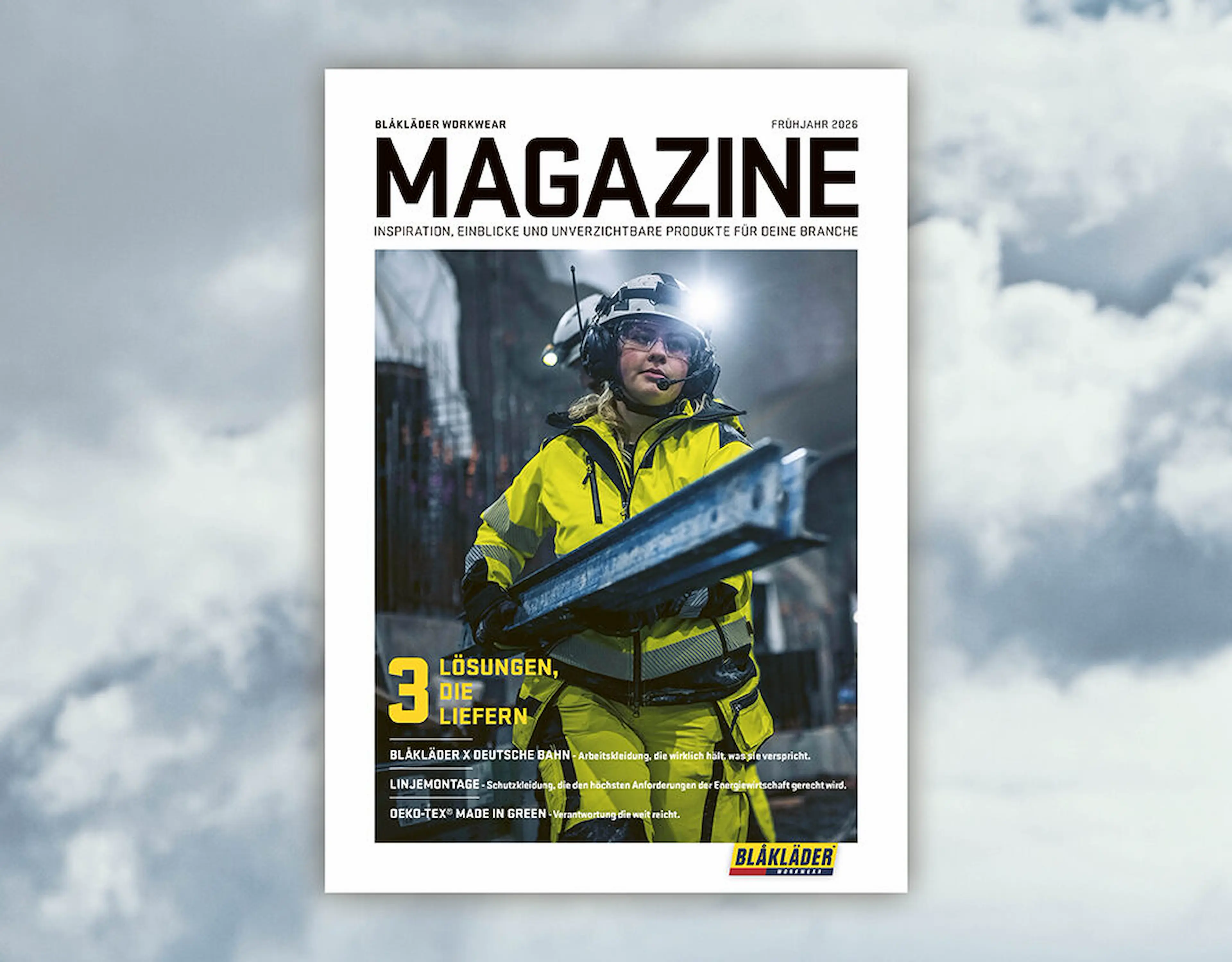Magazincover für Blåkläder Workwear (Frühjahr 2026) mit einem Bauarbeiter in einer gelben Warnweste und einem Helm mit Stirnlampe, der einen Metallträger in einer industriellen städtischen Umgebung hält. Die Überschrift lautet „3 Lösungen, die überzeugen“.