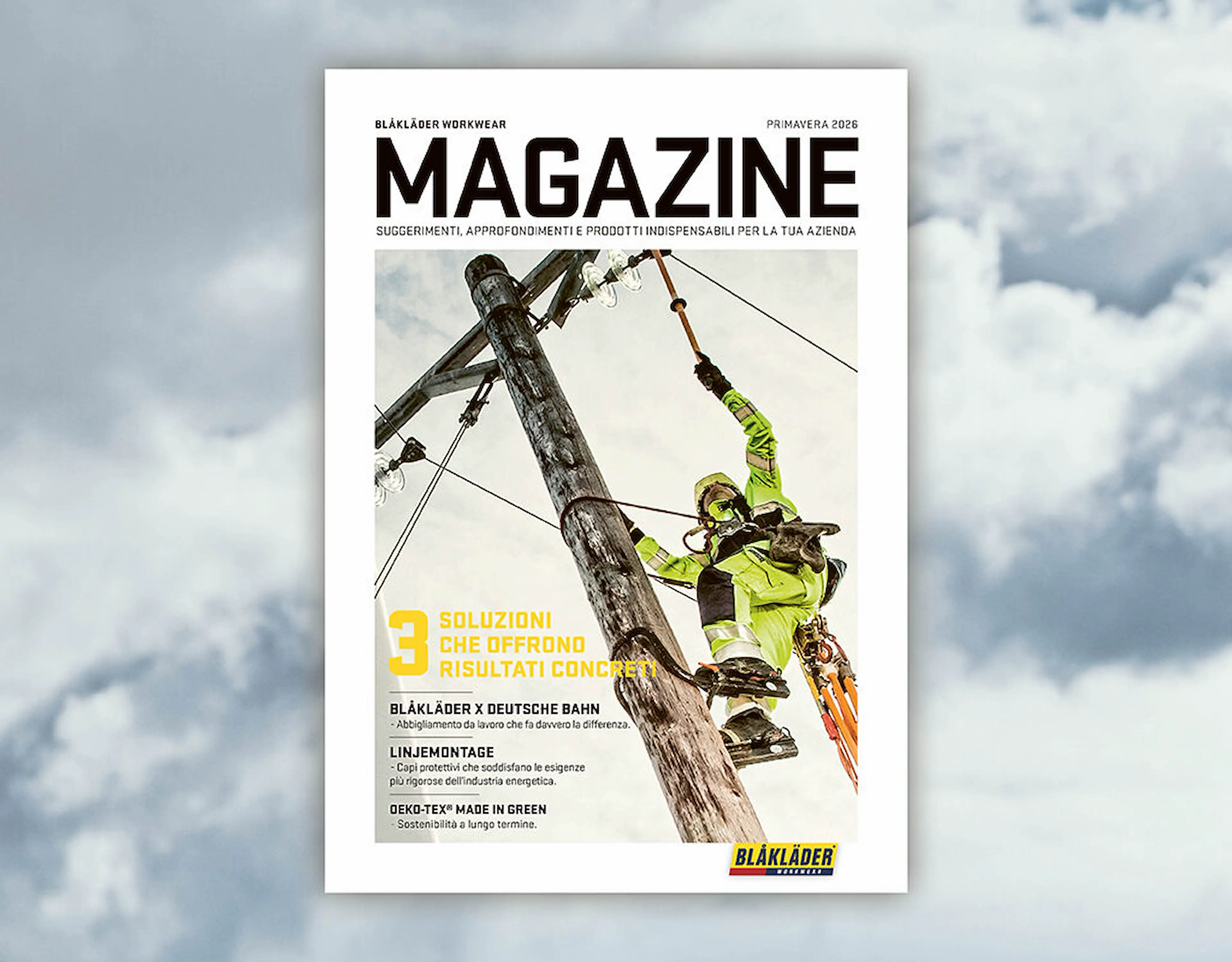 Copertina della rivista Blåkläder Workwear (primavera 2026) che mostra un operaio che indossa indumenti protettivi ad alta visibilità e un'imbracatura di sicurezza mentre si arrampica su un palo della luce in legno. Il titolo recita “3 soluzioni efficaci”, con un testo aggiuntivo su abbigliamento da lavoro, montaggio di linee elettriche e sostenibilità.