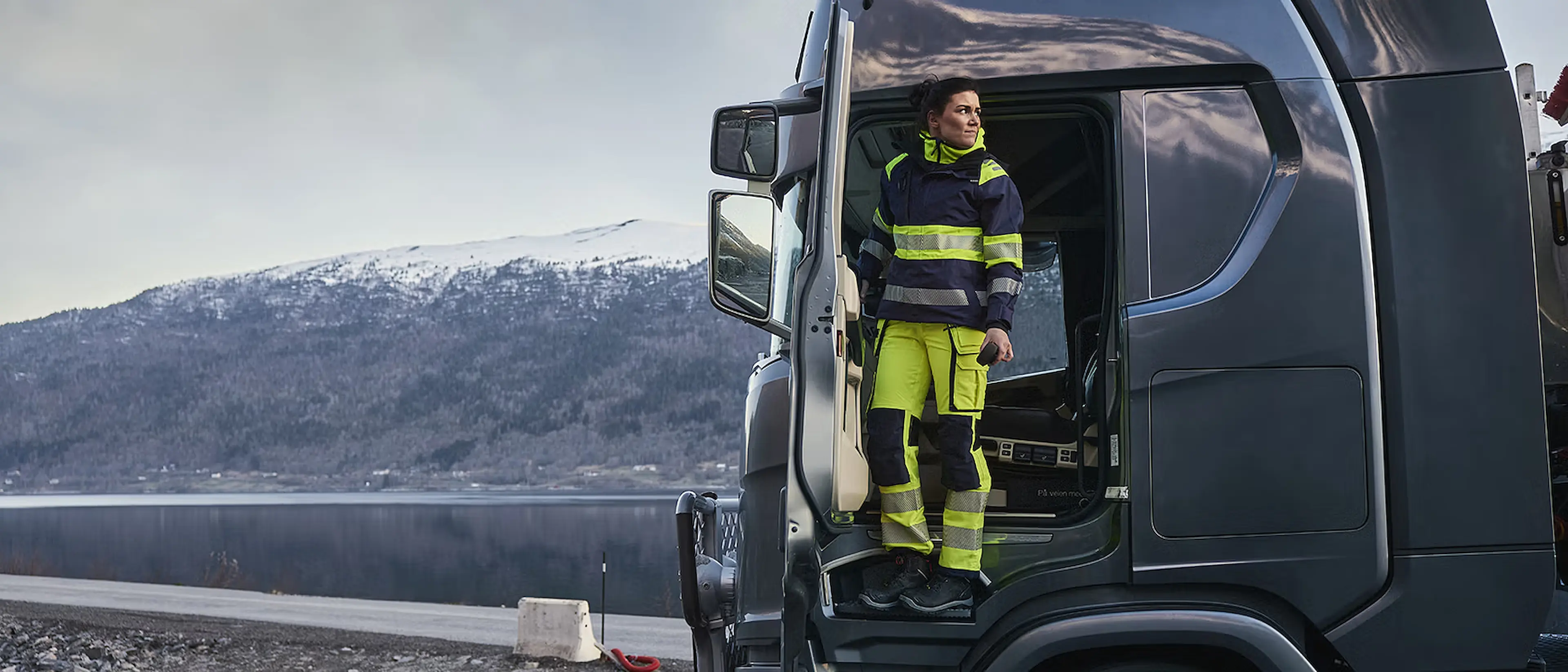 HIGHVIS_TRANSPORT_WOMAN_3_22-1680x720-1