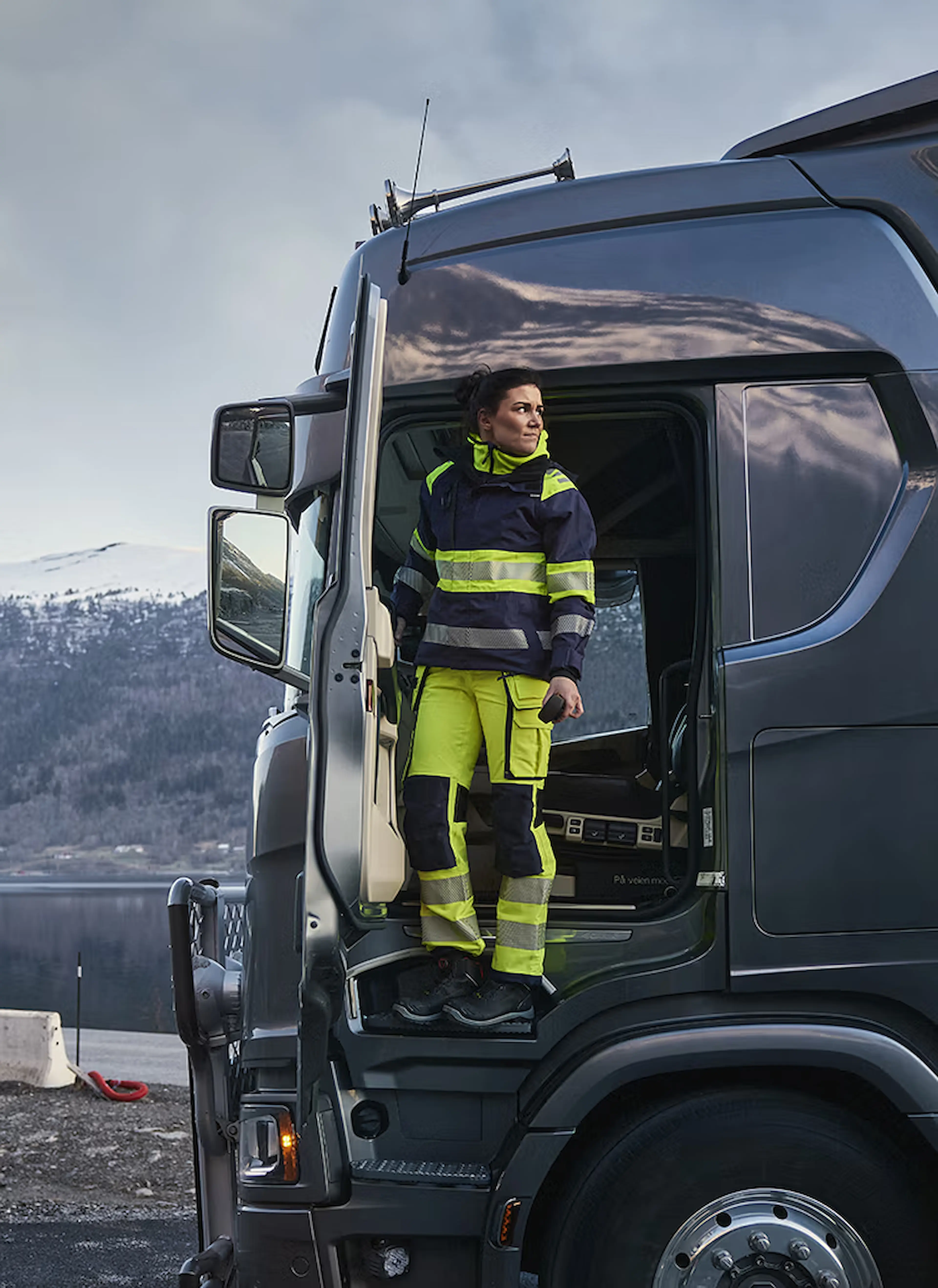 HIGHVIS_TRANSPORT_WOMAN_3_22-750x1030-1