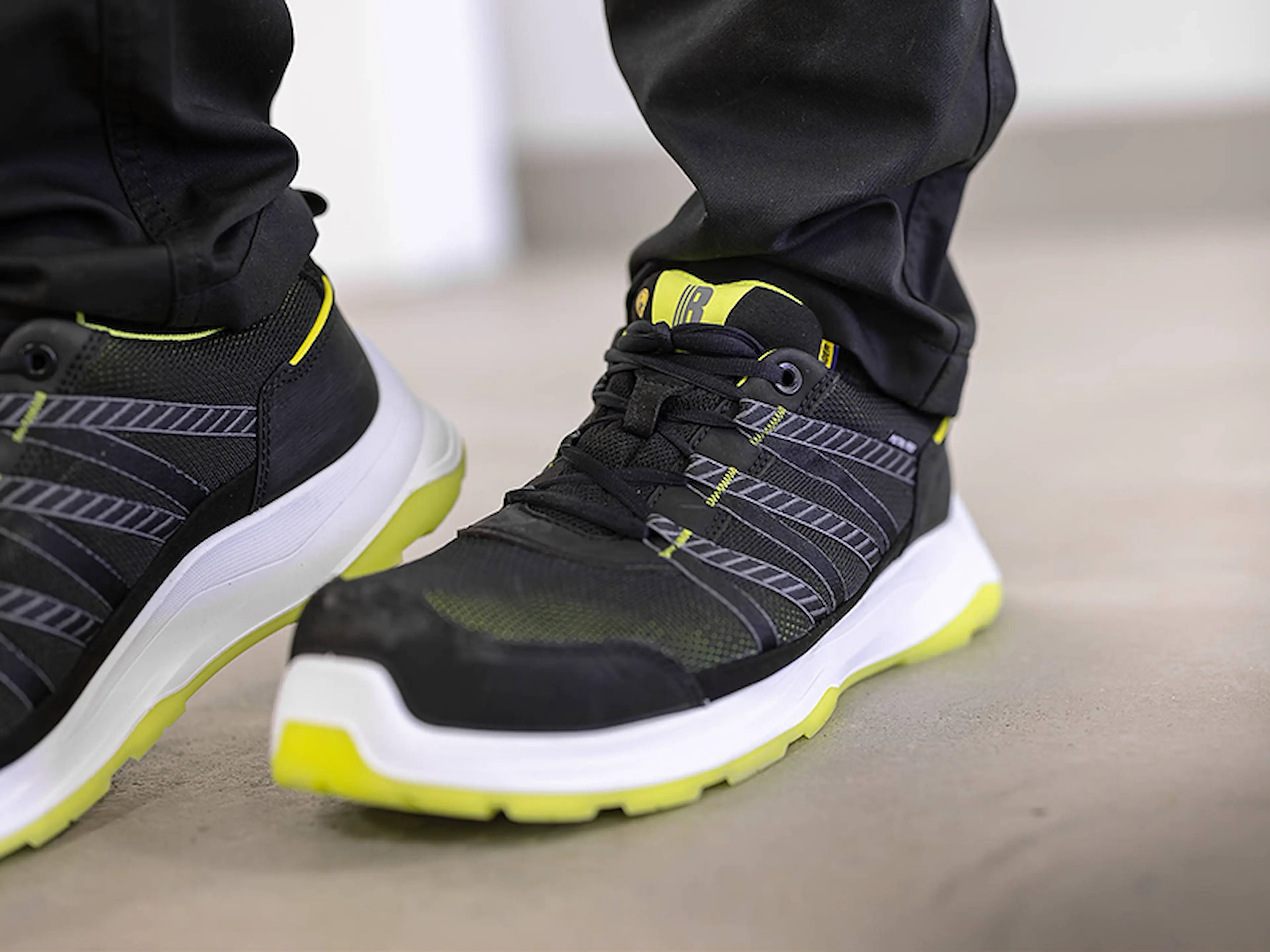 Lightweight Blåkläder safety shoe with breathable upper and sporty design, offering flexible comfort, stable support, and reliable grip for everyday work.