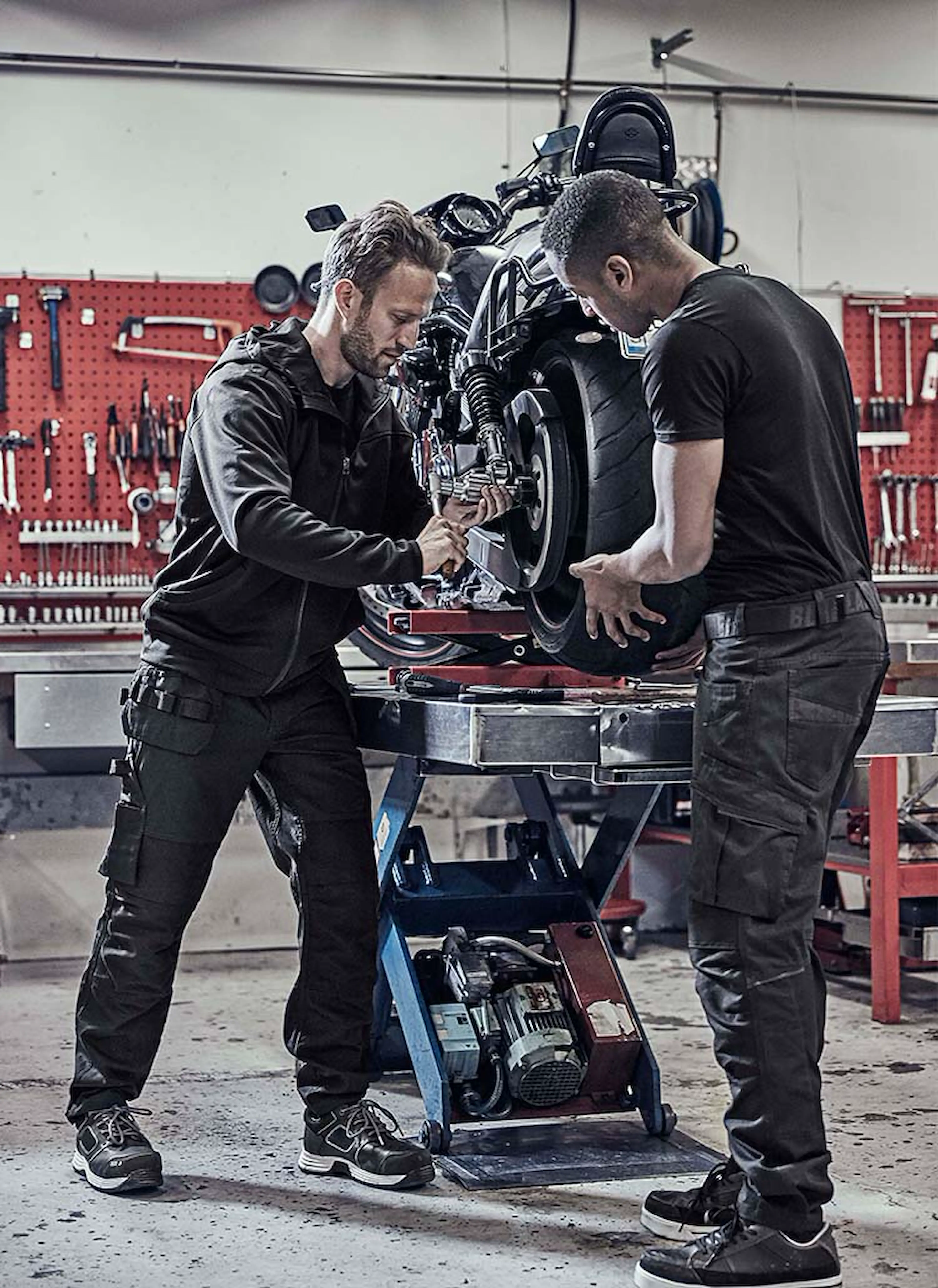 service_black_750x1030-jpg