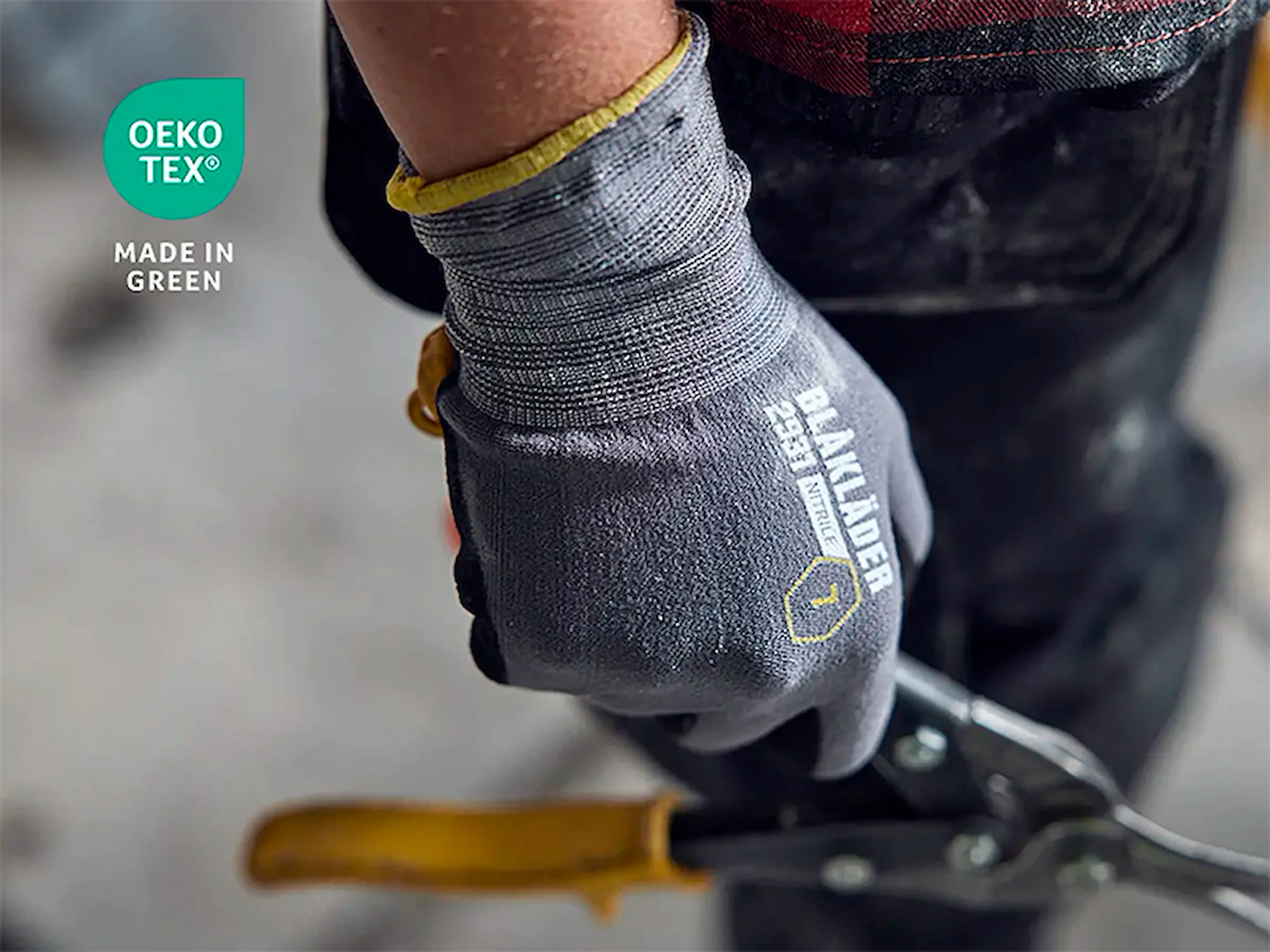 Gloves_made_in_green_800x600