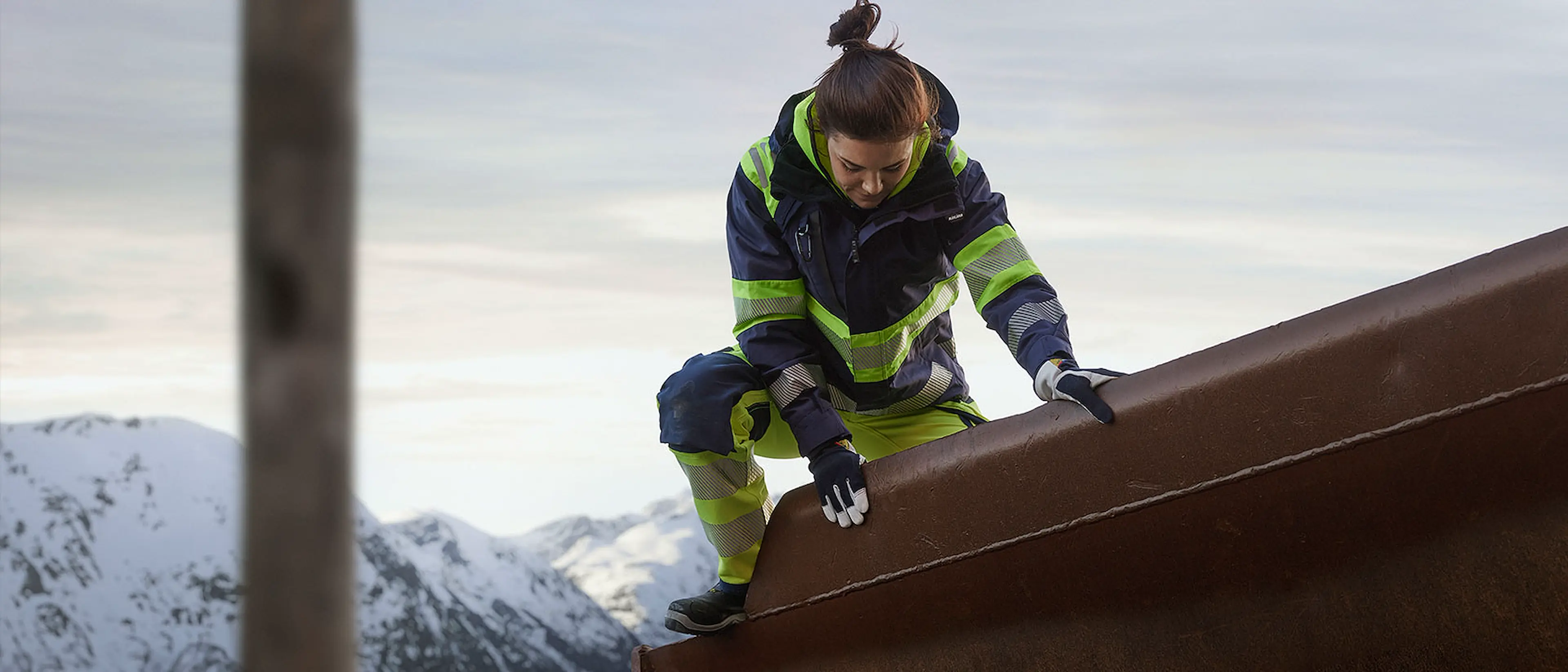 woman_hivis_7197_1680x720