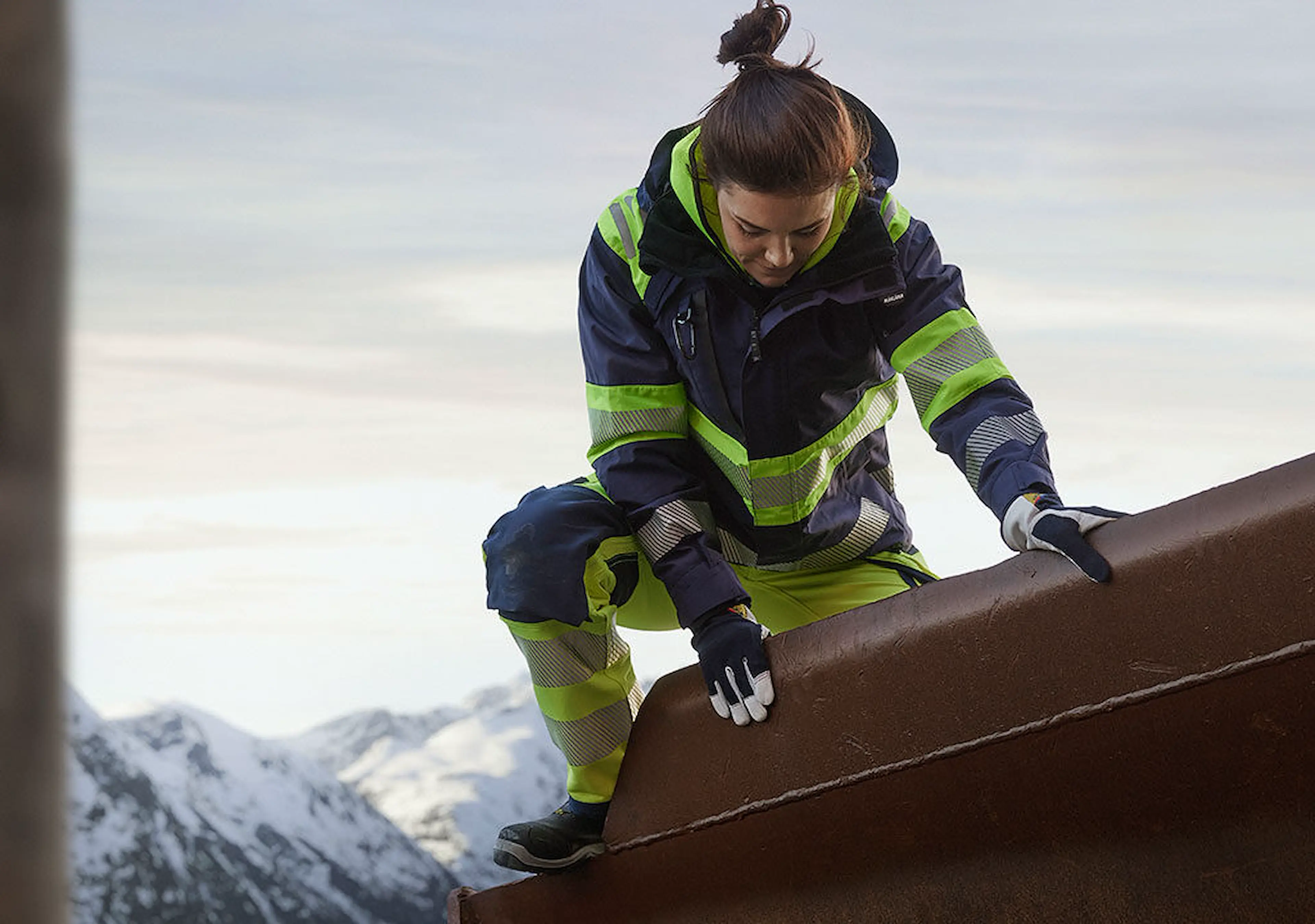 woman_hivis_7197_1680x720