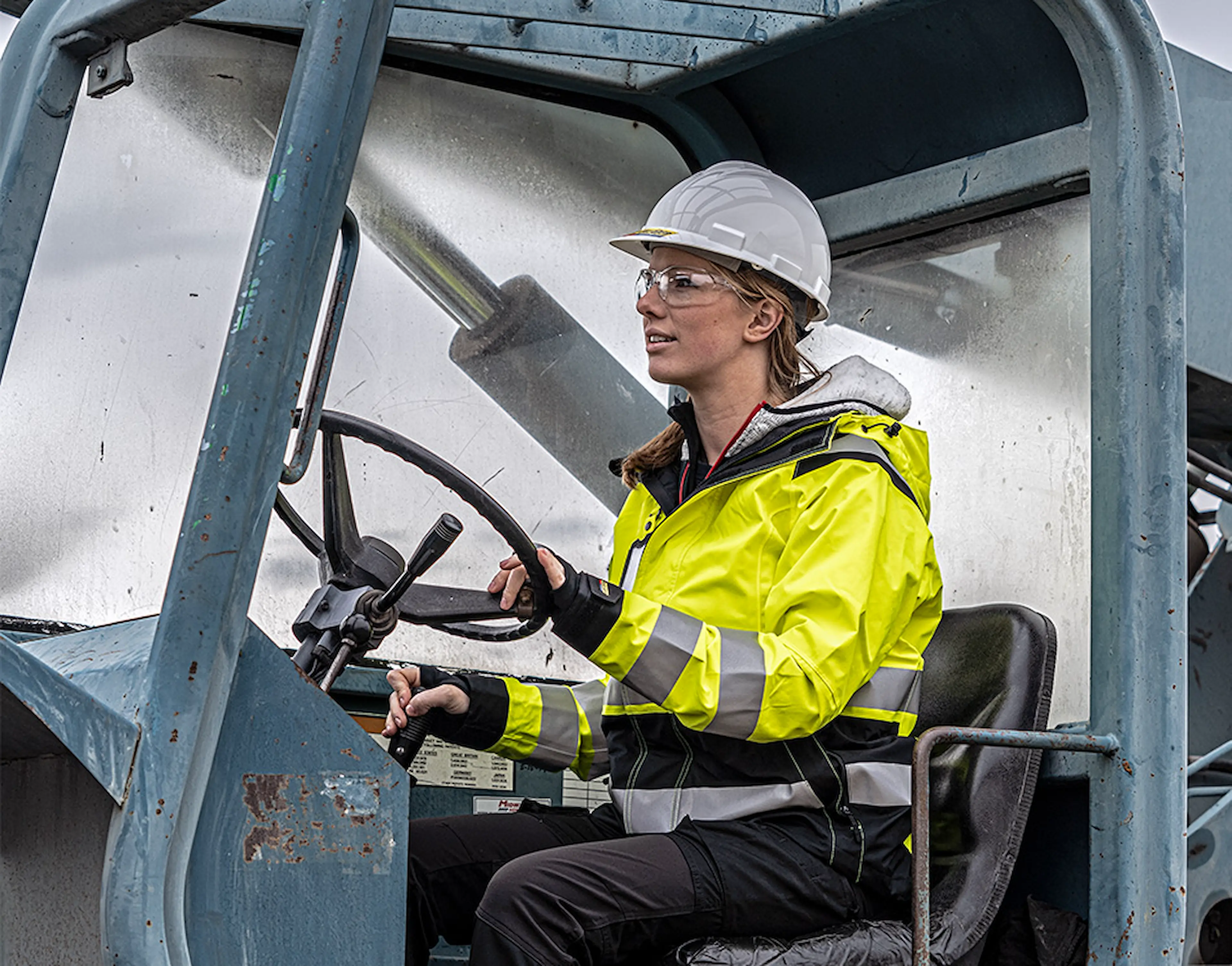 4904_womens_hivis_shell_950x745-jpg