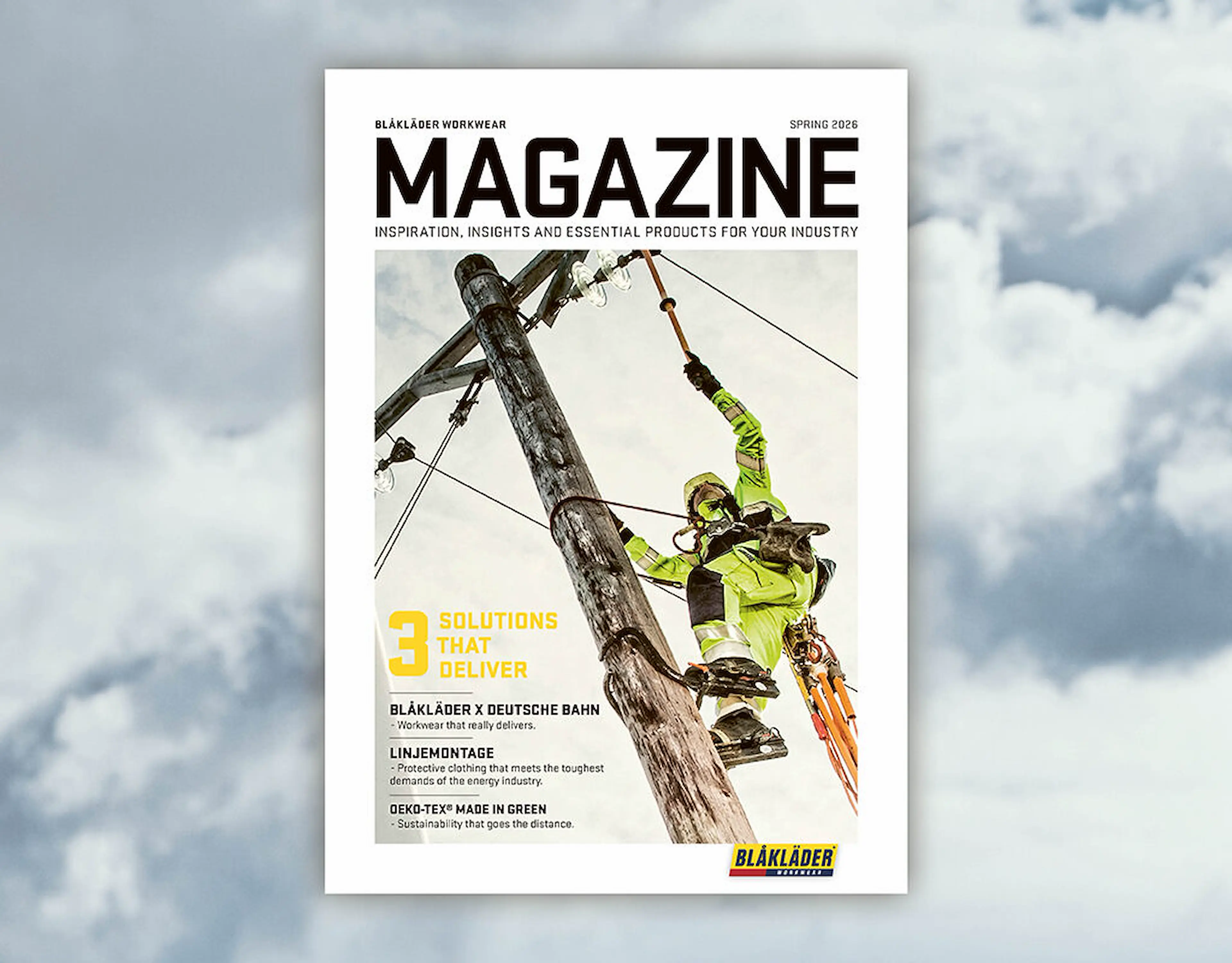 Obálka magazínu Blåkläder Workwear (jaro 2026) zobrazující montéra elektrického vedení v ochranném oděvu s vysokou viditelností a bezpečnostním postroji při výstupu na dřevěný sloup elektrického vedení. Hlavní titulek zní „3 řešení, která přinášejí výsledky“ a doprovodný text se týká pracovních oděvů, montáže vedení a udržitelnosti.